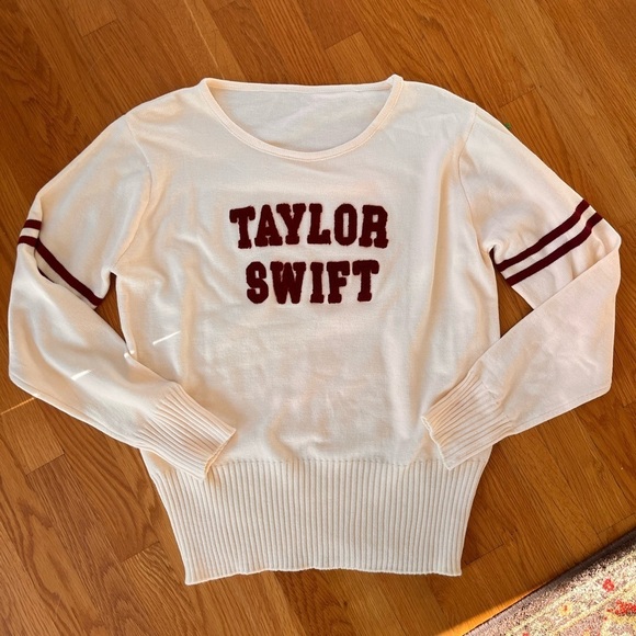 Taylor Swift Knit Sweater - Red Merch Small - Picture 4 of 8